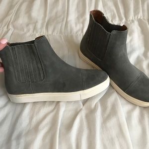 Gray casual Steve Madden shoes